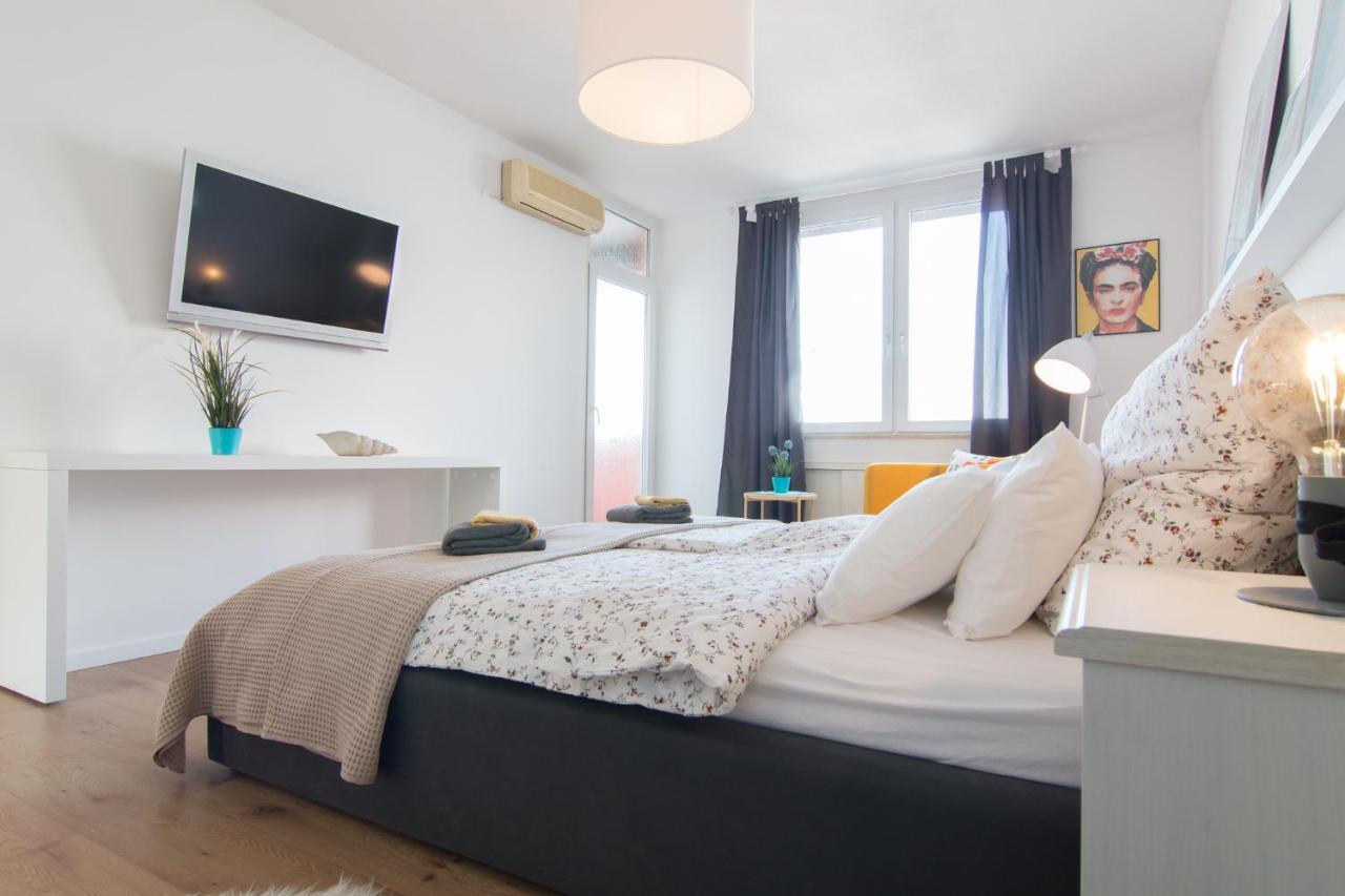 Harbour-Apartment With Sea View And Parking Spot プーラ エクステリア 写真