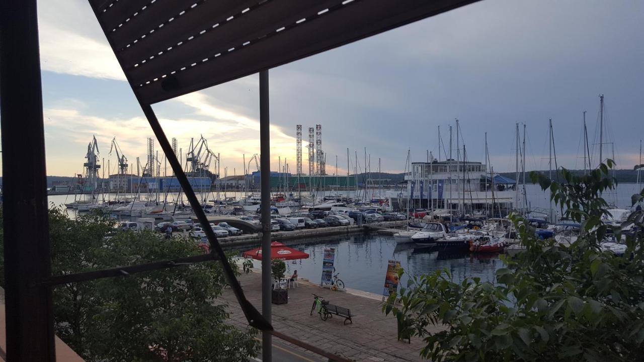 Harbour-Apartment With Sea View And Parking Spot プーラ エクステリア 写真